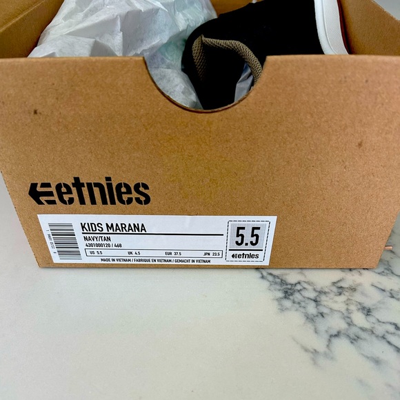 Etnies size 5.5 boys skater sneaker. NWT! Never worn inside original box. - Picture 2 of 6